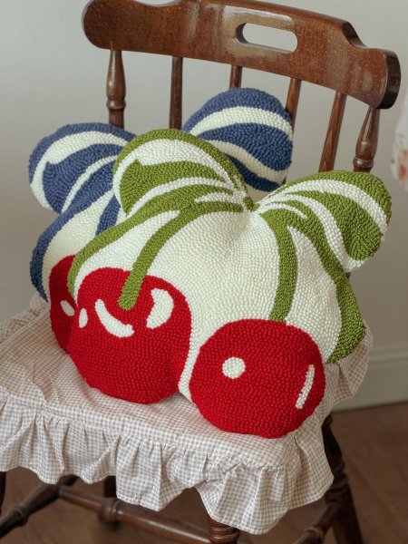 وسادة شكل كرز مشغولة يدوياً خيطان نافرة